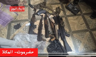 أمن المكلا يضبط أسلحة منهوبة في مداهمة أمنية ويؤكد مواصلة ملاحقة العناصر الخارجة عن القانون