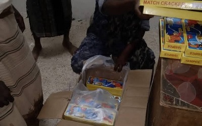 أمن المكلا يواصل حملة ضبط المحلات المخالفة لبيع الألعاب النارية والمفرقعات