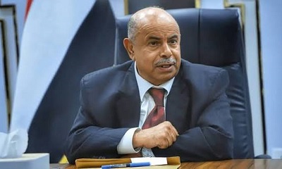 عضو مجلس القيادة محافظ حضرموت يناقش أوضاع المطارات وجهود تطوير خدمات الطيران