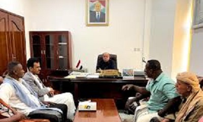 الخنبشي يلتقي أبناء مديرية بروم ميفع ويتسلم منهم درع تقديري لتوجيهه ربط كهرباء المديرية بالشبكة العامة