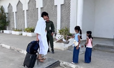 إدارة أمن مطار الريان توزّع العيديات على المسافرين والموظفين
