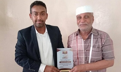 مدير مكتب الصناعة والتجارة بساحل حضرموت يكرّم أحد كوادر المكتب بزيارة إلى منزله.