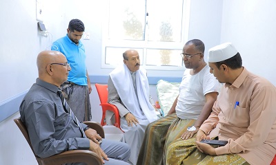 الوكيل بارباع يطمئن على صحه الاذاعي صالح محمد باصالح اثر تعرضه لوعكة صحية أدخلته المستشفى
