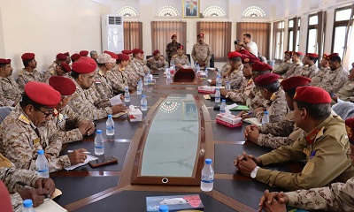 وزير الدفاع يعقد اجتماعاً عسكرياً موسعاً مع قيادة المنطقة العسكرية الثانية