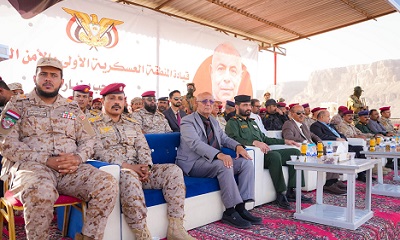 الخنبشي يشهد استعراضا عسكريا وأمنيا لقوات المنطقة الأولى ودرع الوطن والأجهزة الأمنية ويؤكد أن الأمن أساس التنمية بحضرموت
