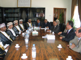 اتفاق يمني عماني على فتح خط جوي ملاحي يضمن سرعة نقل المنتجات السمكية والزراعية اليمنية إلى الأسواق العمانية