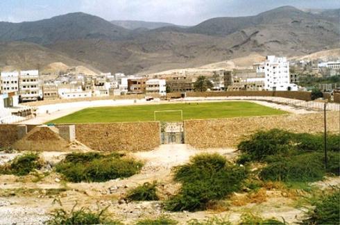 تسليم أرضية ملعب بارادم بالمكلا لشركة التعشيب 