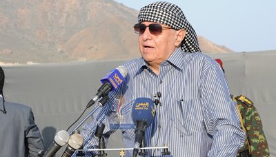 رئيس الجمهورية يؤدي صلاة عيد الأضحى بأرخبيل سقطرى ويعلن الأرخبيل محافظة