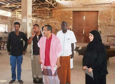 مدير عام التعليم الفني بمعية مدير عام مديرية الشحر في زيارة تفقدية لوحدة النجارين