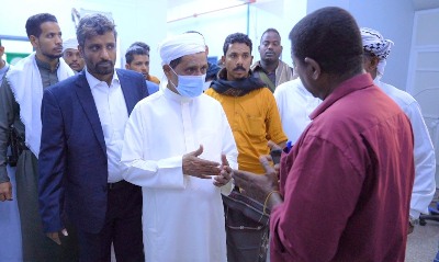 نائب رئيس مجلس القيادة الرئاسي البحسني يطمئن على صحة المرضى بمستشفى المكلا ويهنئهم بحلول العيد