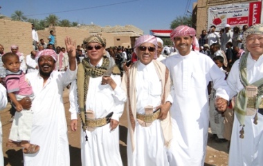 تايلنديان يشاركان أبناء مدينة ساه احتفالات العيد ويندهشان  بتراث حضرموت