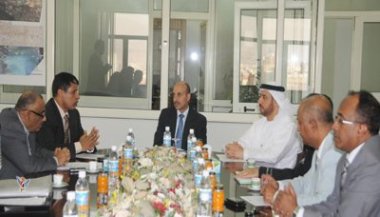 وزير الأشغال يبحث مع مدير الهلال الأحمر الإماراتي تنفيذ المشاريع السكنية للمتضررين بحضرموت والمهرة