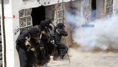 رئيس هيئة الأركان يزور الوحدة الخاصة المشاركة في عملية اقتحام مبنى قيادة المنطقة العسكرية الثانية