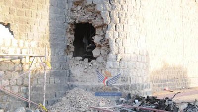 الداخلية : مجموعة إرهابية هاجمت السجن المركزي بصنعاء وفرار 29 سجينا من فتحة في سور السجن جراء تفجير سيارة مفخخة(الأسماء)