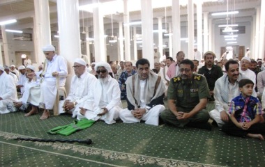 الوكيل المنهالي يتفقد نزلاء مستشفى سيئون العام ويتبادل معهم تهاني العيد ويستقبل جموع المهنئين 