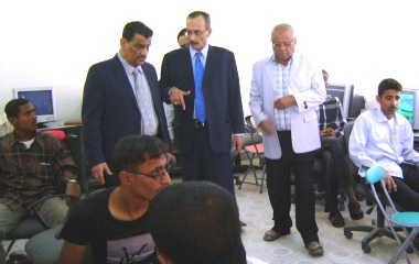 وكيل حضرموت لشئون الوادي والصحراء يتفقد أوضاع كليتي المجتمع والتربية بسيئون