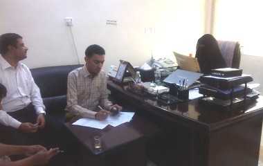 فتح مظاريف مناقصة لحفر بئر إنتاجية للمياه  للفلاح النموذجي هود باسيود 