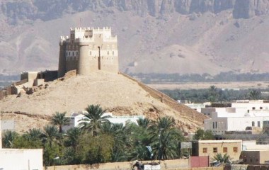 قائد المنطقة العسكرية الأولى يلتقي باللجنة الأهلية بأحياء قرن سيئون