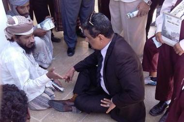 الوكيل المنهالي يفترش الارض ليستمع لمعاناة مواطن بمدخل ديوان المحافظة بالوادي