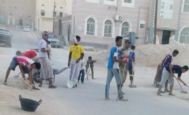 مبادرات طوعية لشباب مسجد التوفيق بسيئون لتنظيف شوارع وساحات مساكنهم