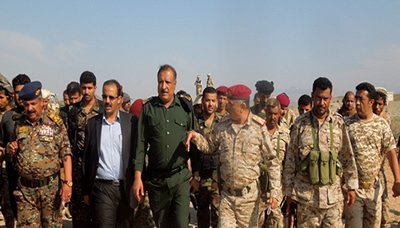 محافظ حضرموت ونائب وزير الداخلية يتفقدان الوحدات العسكرية المرابطة بمنطقة العبر