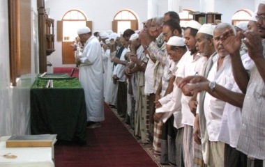 في موكب جنائزي مهيب : سيئون تودع الاعلامي والمسرحي المبدع / رمضان عوض باصالح الشهير ( بأبو متعب )