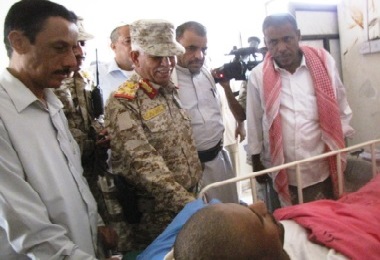 قائد المنطقة الاولى ومدير عام سيئون يتفقدون احوال نزلاء مستشفى سيئون العام ويقدمون لهما تهاني العيد