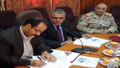 وزير المياه ومحافظ حضرموت يوقعان عقد تنفيذ مشروع مجاري سيئون