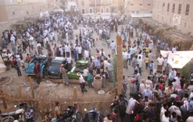 القرية التراثية بسيئون في يومها الاول تشهد اقبال آلاف الزوار وتدشن فعاليات الفنون للرقصات والألعاب الشعبية