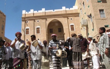 القرية التراثية بسيئون في يومها الثاني تواصل فعالياتها الفلكلورية والشعبية وسط حضور كبير من الجنسين