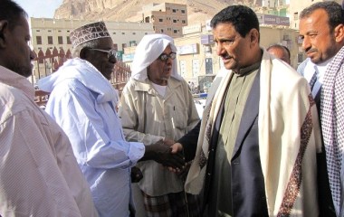 الوكيل المنهالي يؤدي صلاة العيد مع جموع المصلين بمسجد جامع سيئون ويتفقد نزلاء مستشفى سيئون العام