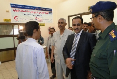 محافظ حضرموت يطلع على خدمات المخيم الجراحي الرابع لجراحة المسالك البولية بمستشفى سيئون العام