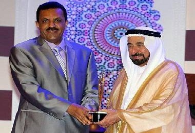 عندما يبدعون الحضارم في المهجر .. تكريم الدكتور محمد باعبيد من قبل حاكم الشارقة