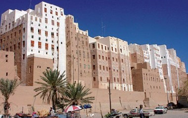 إدارة التربية والتعليم بمديرية شبام ومؤوسسة الخير للتنمية بالحوطة تكرم طالبة المركز الثالثة على مستوى الجمهورية