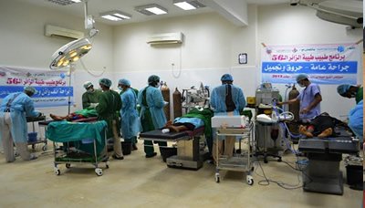 فريق برنامج طبيب طيبة الزائر يجري 55 عملية جراحية مجانية في سقطرى