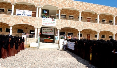 محافظ حضرموت والسفير الاماراتي يدشنا توزيع الحقيبة المدرسية والمعونات الغذائية في سقطرى