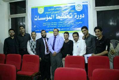 نادي الطلاب الحضارم يشارك في دورة التخطيط للمؤسسات