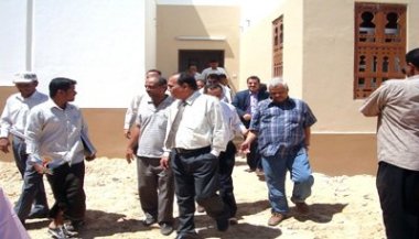 رئيس هيئة الأراضي يطلع على مستوى الإنجاز في مشروع خليفة لمتضرري السيول بتريم