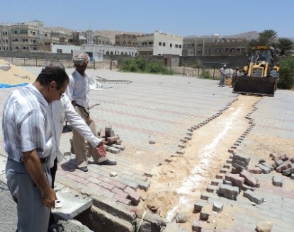 الحبشي يطلع على سير العمل بملعب بارادم بالمكلا