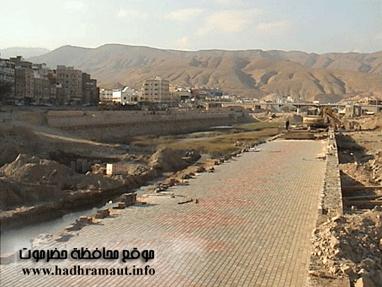 خور المكلا قبل الانتهاء من تجهيزه ويظهر بعيد جسر الصداقة