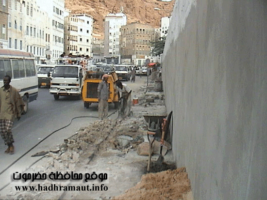 العمال اثناء ترميم سور مقبرة يعقوب