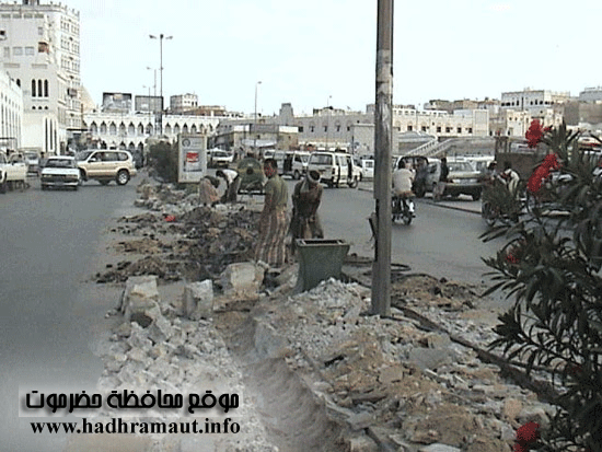 مظر لعملية رصف شارع السلام بحي المكلا