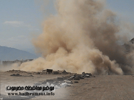 عملة تفجير لأحد الصخور العملاقة