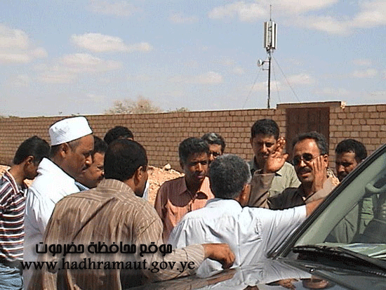 المحافظ يسدي توجيهاته للمشرفين على تنفيذ كورنيش المحضار