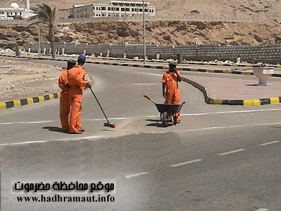عمال النظافة خلال عملية حناء المكلاء