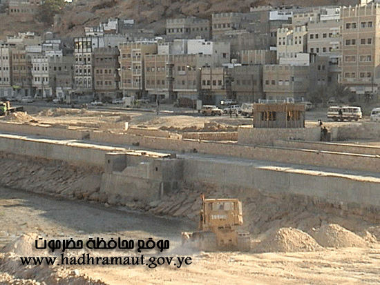 الخور خلال رصفه اعدادا لضخ الماء فيه