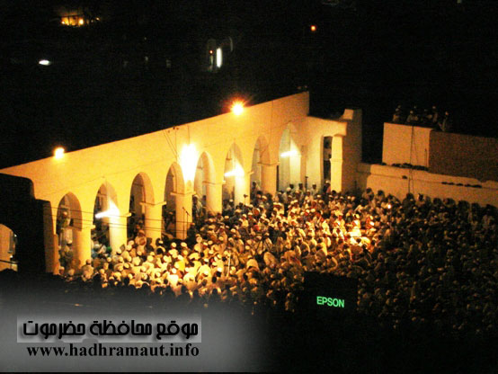 اكتظاظ مسجد باعباد بالزائرين في آخر ليالي الزيارة