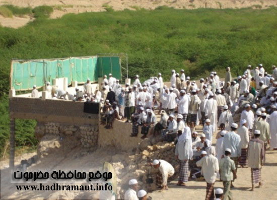 توافد الزائرين الى الحصاة لأداء الصلاة