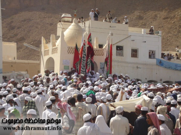 بعد الصلاة فوق حصاة عمر يتوجه الزائرون للسلام عند البئر