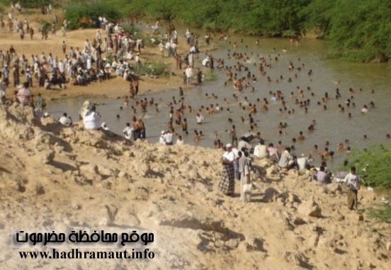 اغتسال الزائرين في النهر